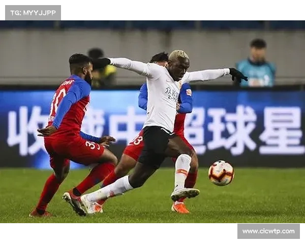 全能边卫埃弗拉的球场技术剖析与个人风格深度解析 全能边卫埃弗拉的球场技术剖析与个人风格深度解析